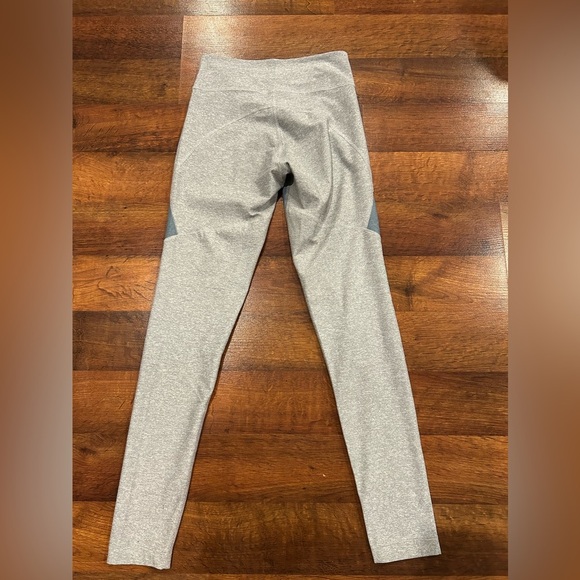 Outdoor Voices Mid-Rise 3/4 Warmup Grey Blue Leggings Size Small - Picture 5 of 5